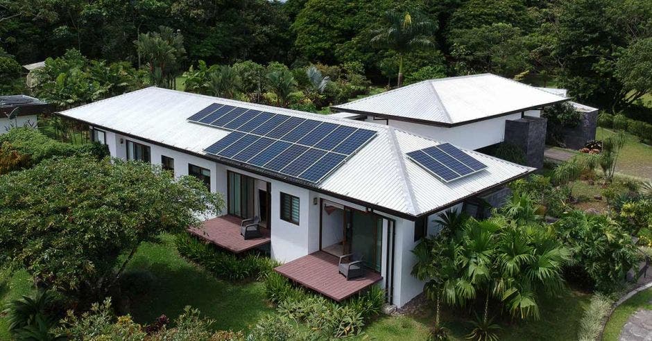 El proyecto cuenta con un sistema de generación distribuida de 150 paneles solares interconectados a la CNFL.  Cortesía Electrocaribe/LA REPÚBLICA.