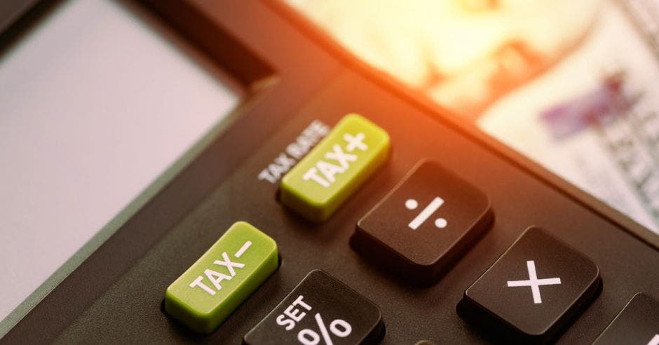 Calculadora con la palabra tax con signos de más y menos en verde