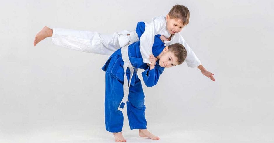 niños peleando en judo