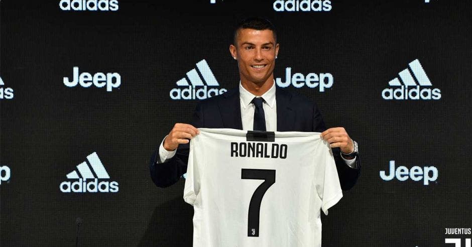 cristiano ronaldo con camisa de juve y saco