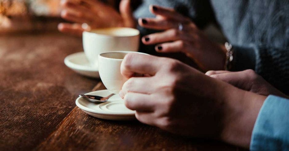 Dos comensales disfrutan de una taza de café