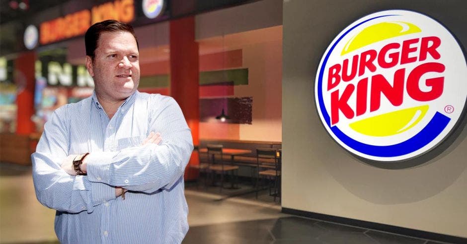 Mario Jimenez posa junto al logo de Burger King