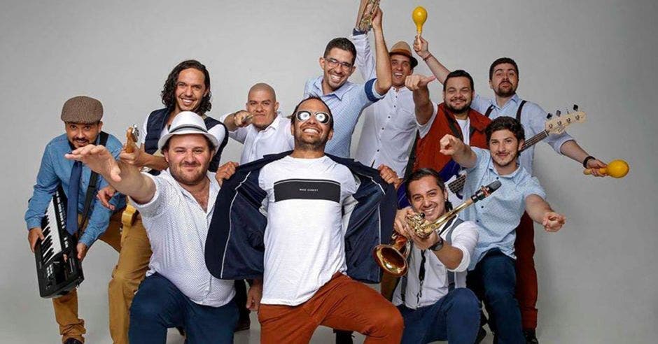 Los integrantes de la banda con sus instrumentos, haciendo muecas en la foto