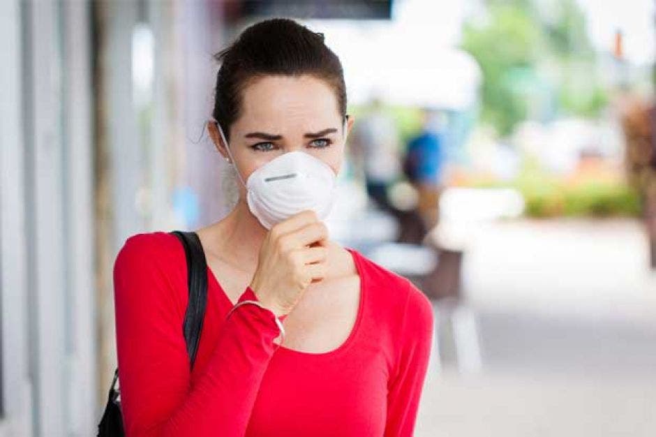 Una mujer con una mascarilla