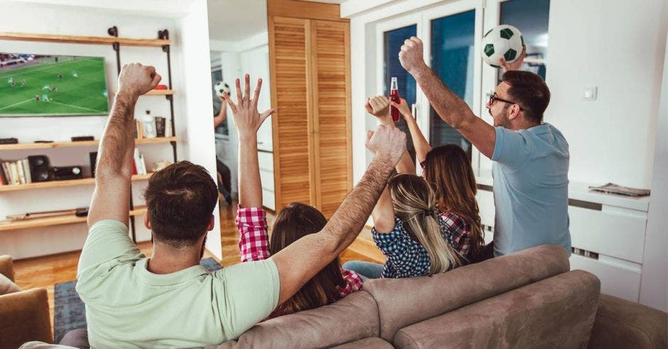 Gente viendo un partido