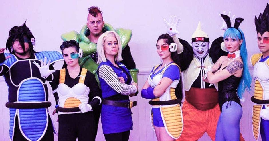 Varias personas haciendo cosplay de personajes de Dragon Ball como bulma, los androides 13, 16 y 17