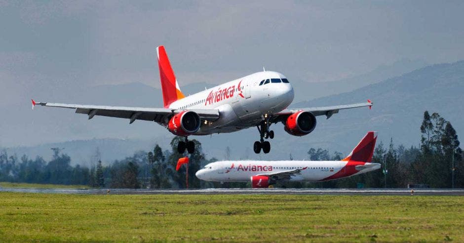 un avión aterrizando en una pista de aterrizaje