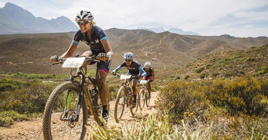 mujer en bici