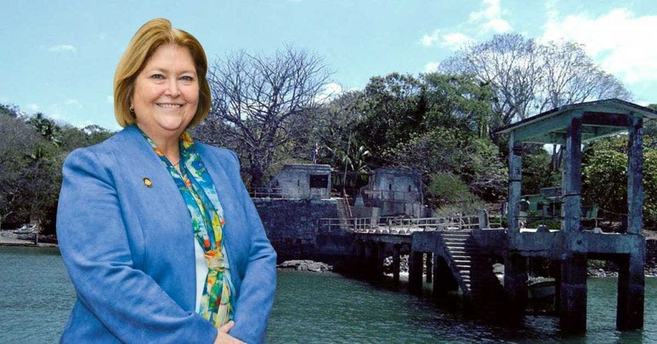 María Amalia Revelo posa frente a una imagen de la Isla San Lucas