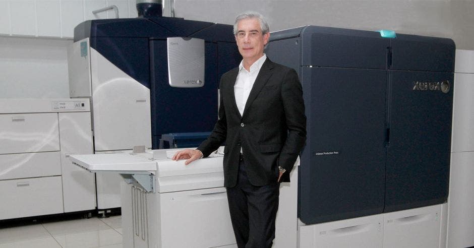 Pedro París, CEO de Grupo PBS, presentó los dos equipos más grandes de hoja cortada de Xerox: Iridesse y Igen5