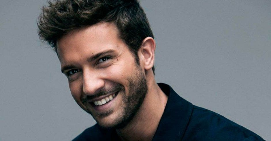 Pablo Alborán sonriendo