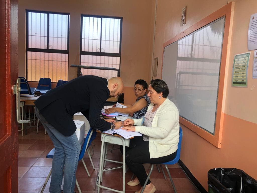 Federico Cartín emitiendo el voto.