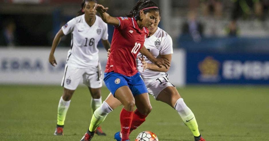 shirley cruz y futbolista estadounidense