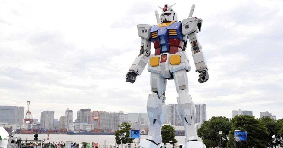 robot blanco gigante