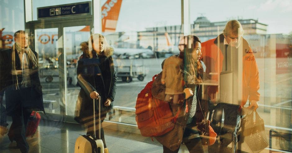 Personas en un aeropuerto