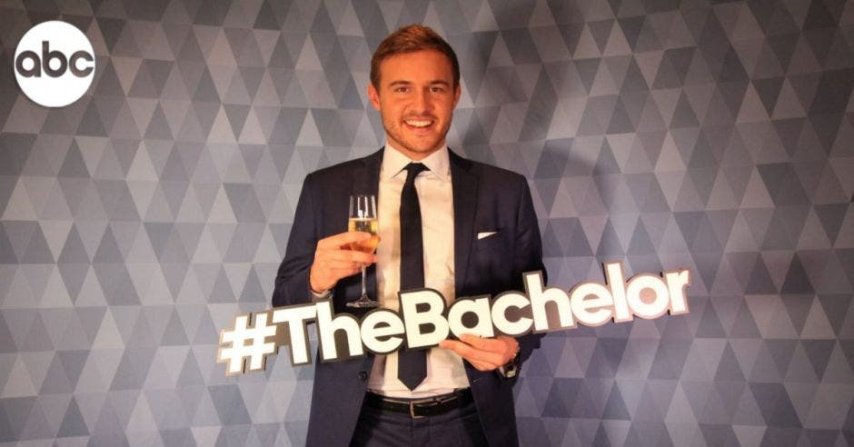 Protagonista de The Bachelor con copa de vino