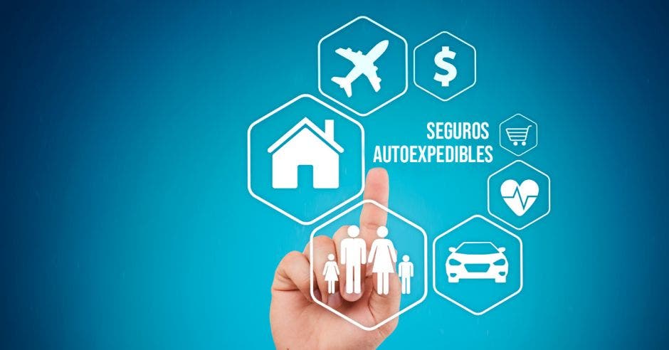 mano señalando varios tipos de seguros autoexpedibles con la palabra seguros autoexopedibles en el medio