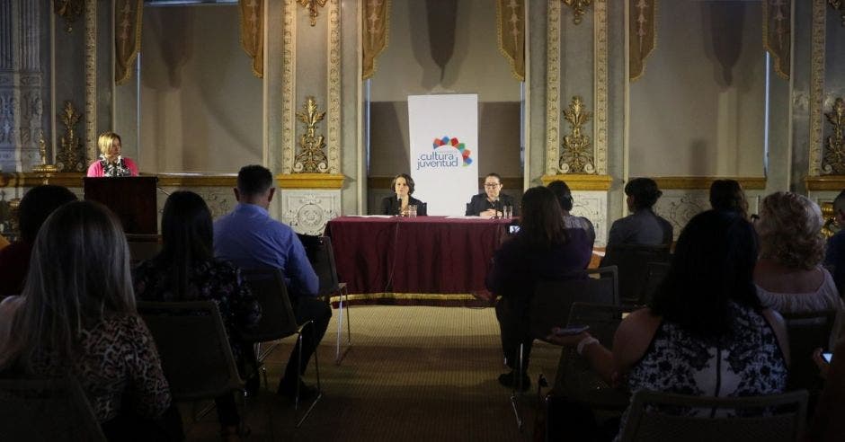 salón con personas