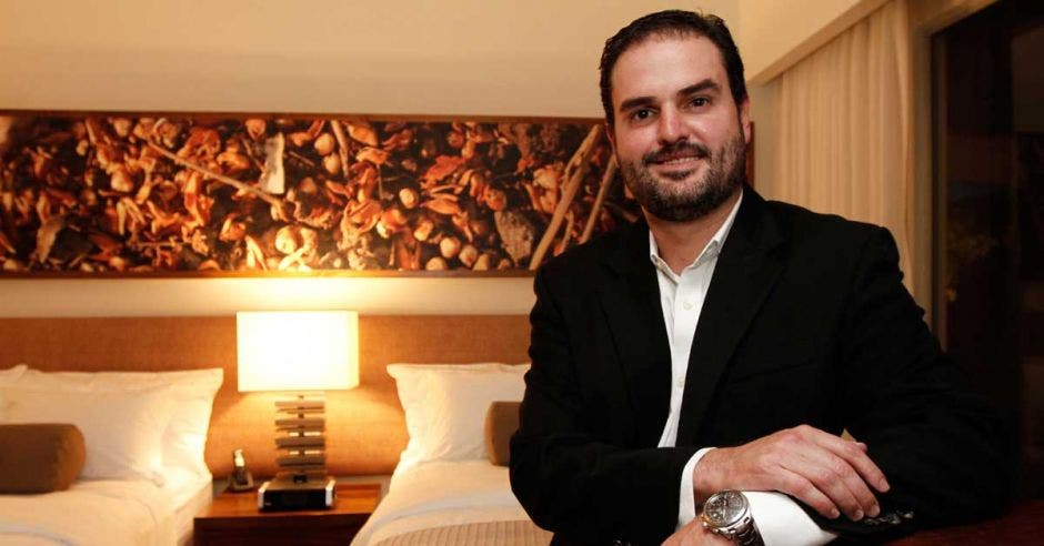 Javier Pacheco posa en un habitación de hotel