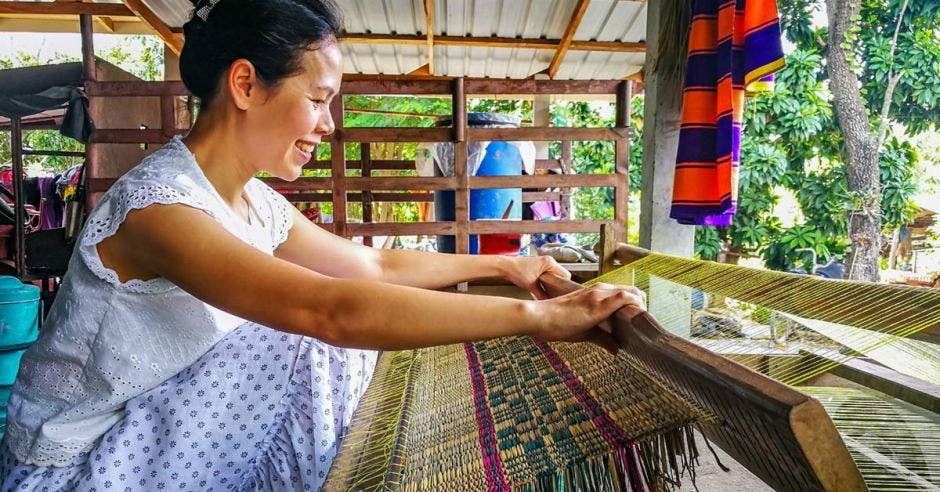 La artesanía tradicional, utiliza las materias primas de la región y herramientas que emplea la comunidad. Tiene finalidad decorativa y utilitaria.