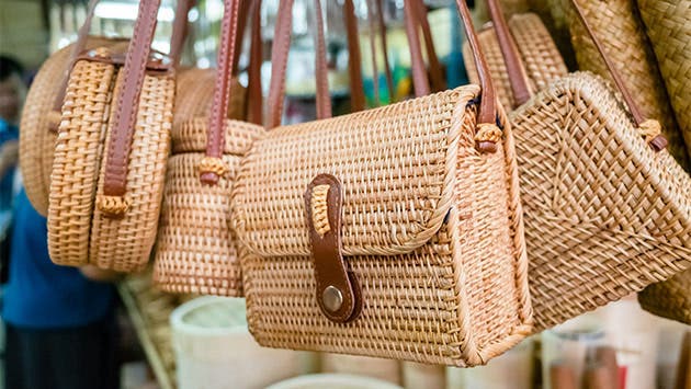 Bolsos de bambú en un mercado de artesanías.