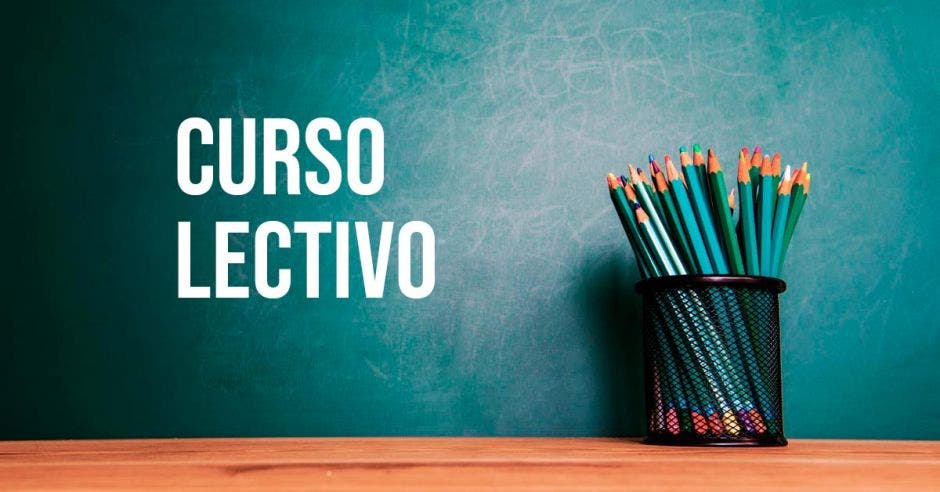 Una pizarra y unos lápices con la palabra curso lectivo