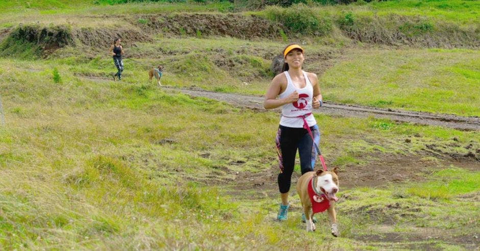 mujer corre con perro