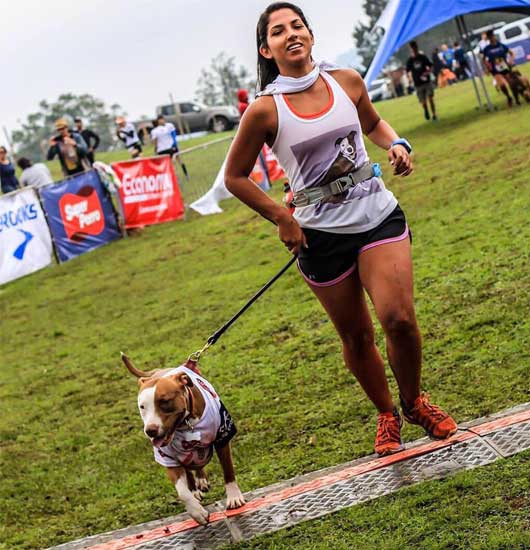 mujer corriendo con perro