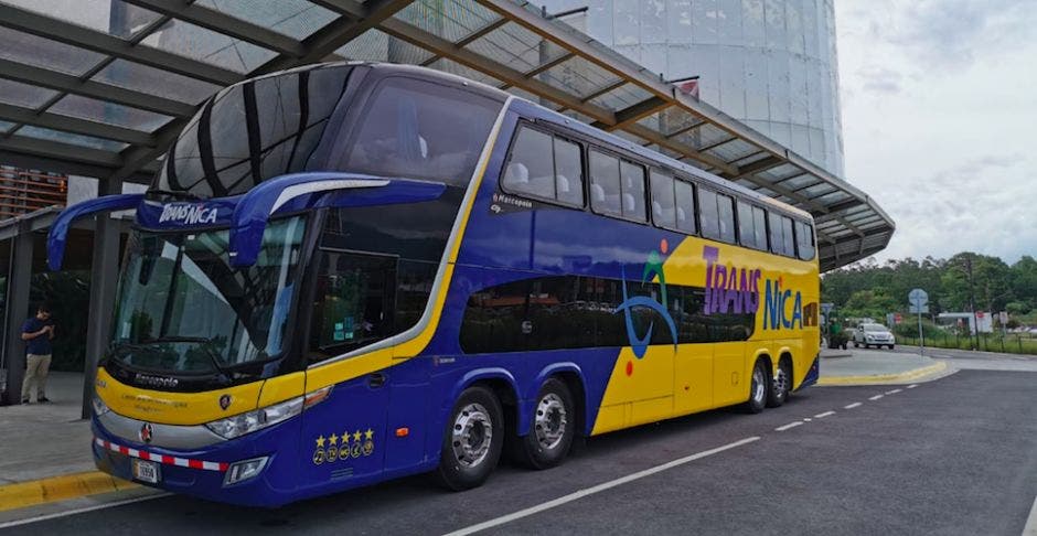 Bus de Transnica posando en las afueras del Centro de Convenciones.