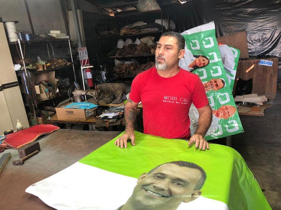 Miguel Cruz en el inicio del proceso de elaboración de bolsas.