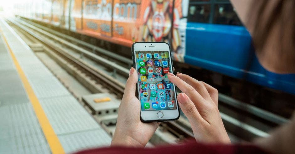 El tren y las aplicaciones serán de gran ayuda para que las personas que frecuentan desplazarse por las distintas vías de la GAM eviten las presas que generarán las nuevas obras viales que están por iniciar. Shutterstock/La República