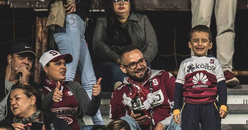 niño en estadio saprissa