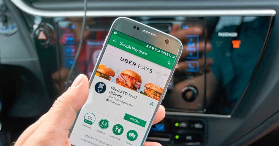 Teléfono con la app de Uber Eats