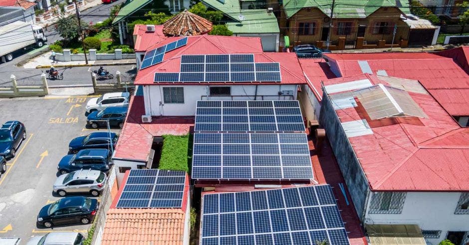Paneles solares en el techo del restaurante Limoncello