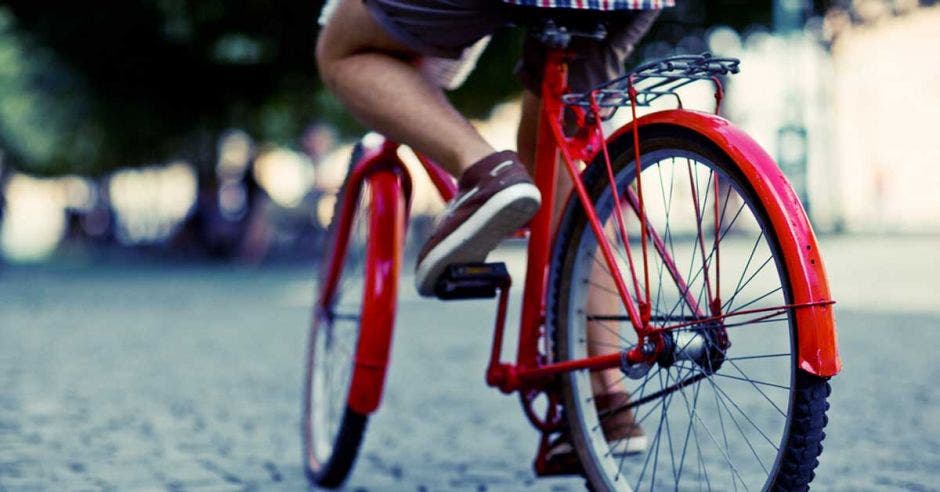 Un individuo en bicicleta roja