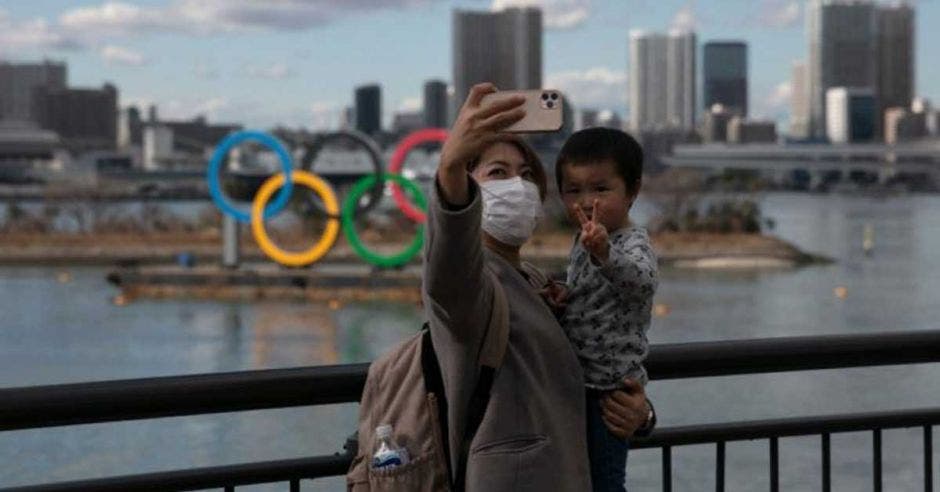 mujer y niño toman foto