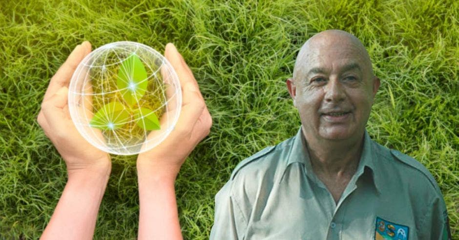 Álvaro Ugalde junto a una hoja verde