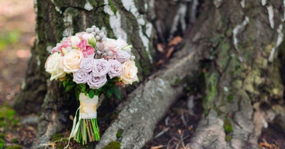 Un buqué de flores amarillas, púrpura y rosado