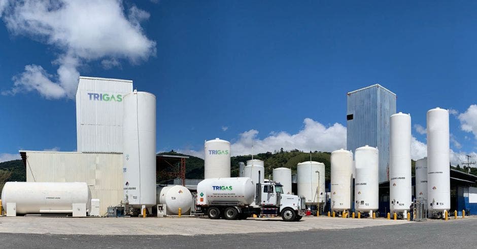 planta de Trigas en Cartago edificios blancos con un camión de transporte de gas al frente