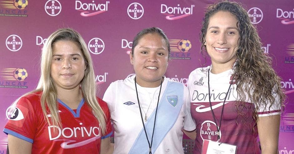 Jugadoras junto a patrocinio