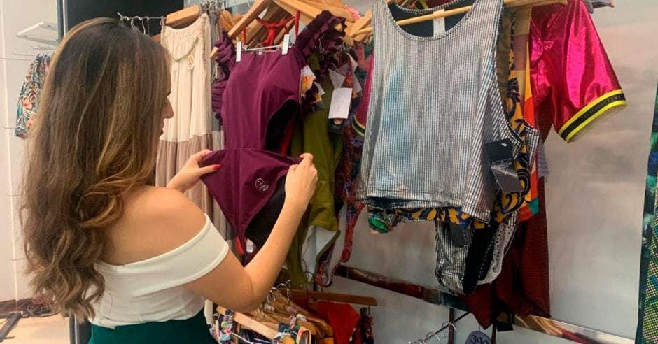 mujer viendo prendas en una tienda
