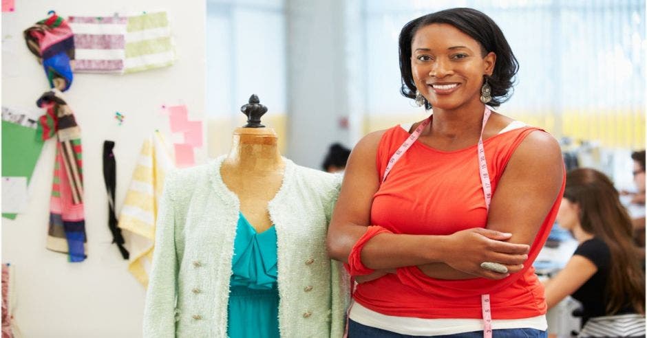 mujer costurera con su taller de fondo