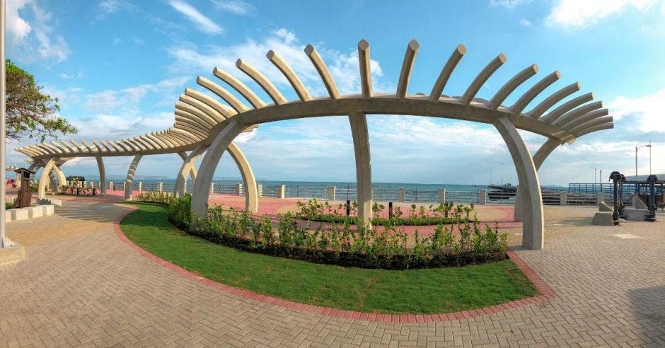 Una fila de pérgolas en el muelle de Puntarenas