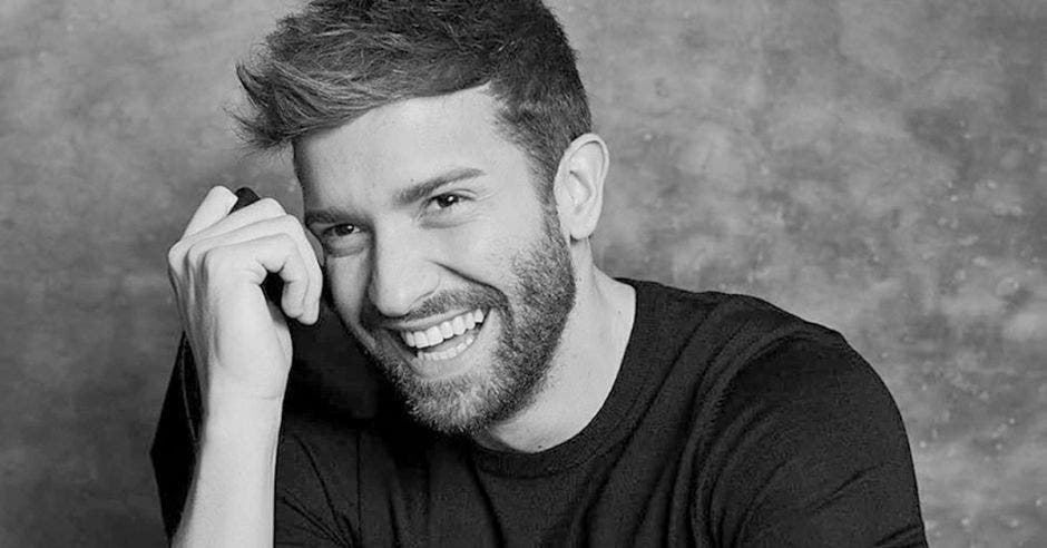 El cantante Pablo Alborán sonriendo en una foto blanco y negro