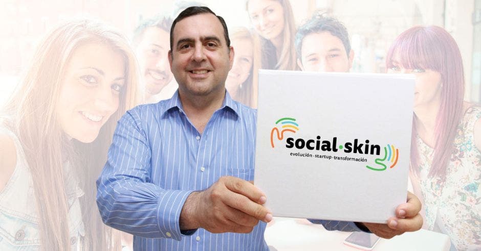 Arturo Gioacomin de Davivienda con una caja con el logo de social skin