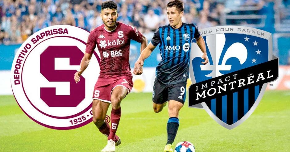 El jugador del saprissa corre tras el balón junto a su rival, en un montaje con los escudos del Montreal y Saprissa de fondo