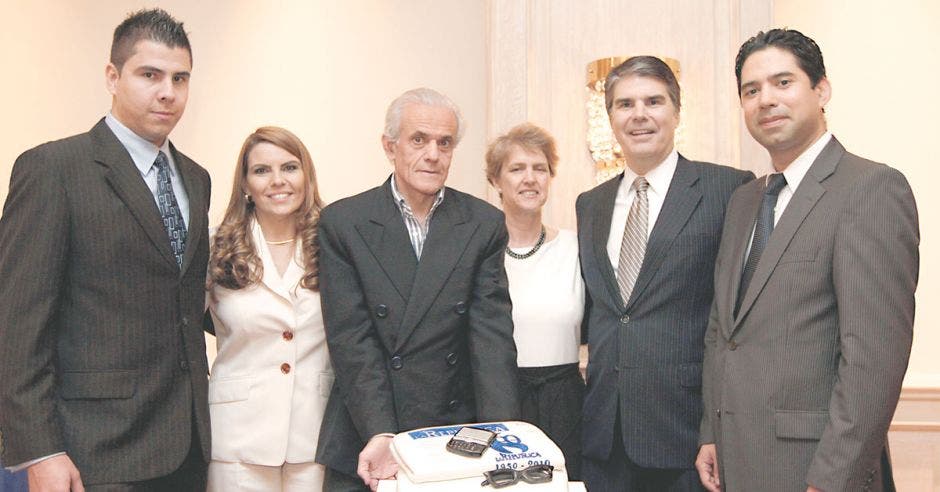 Ronald Thámez, gerente de Publicidad; Andrea Zúñiga, directora comercial; Fred Blaser y Rosemary Engels, Co Presidentes; Fred Denton, gerente General, y Luis Alberto Muñoz, director, celebraron el logro de muchos éxitos