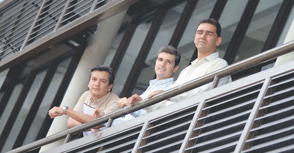 Fernando Madrigal, presidente de Costumax, lo acompañan Ernesto Arroyo, gerente general de interra y José Carlos Hernández, presidente de Terra Forte
