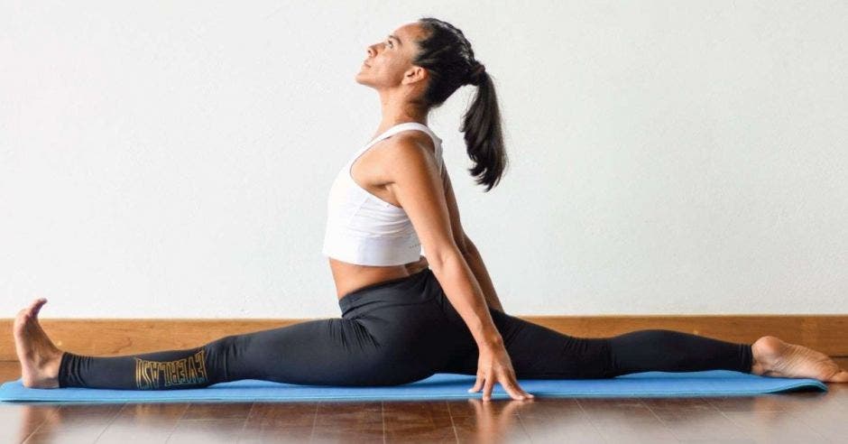 Mujer haciendo yoga