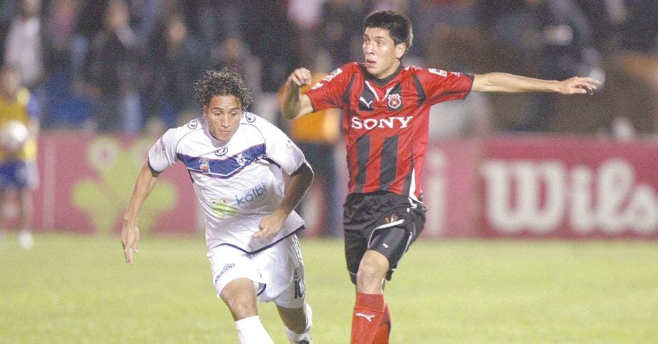 Dos jugadores de futbol Randall Chiqui Brenes y Christopher Meneses